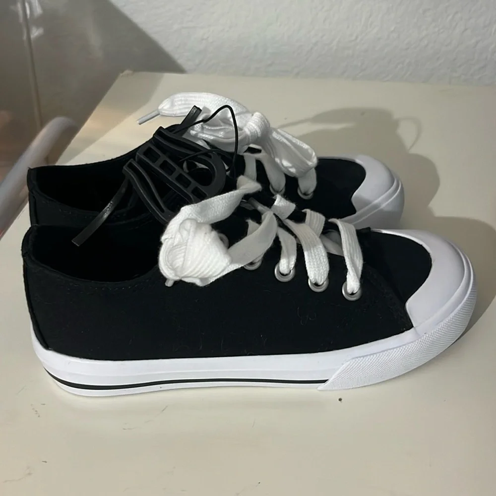 New Wonder Nation Girl’s Boy’s Black and White Canvas Sneakers Size 13 NWT